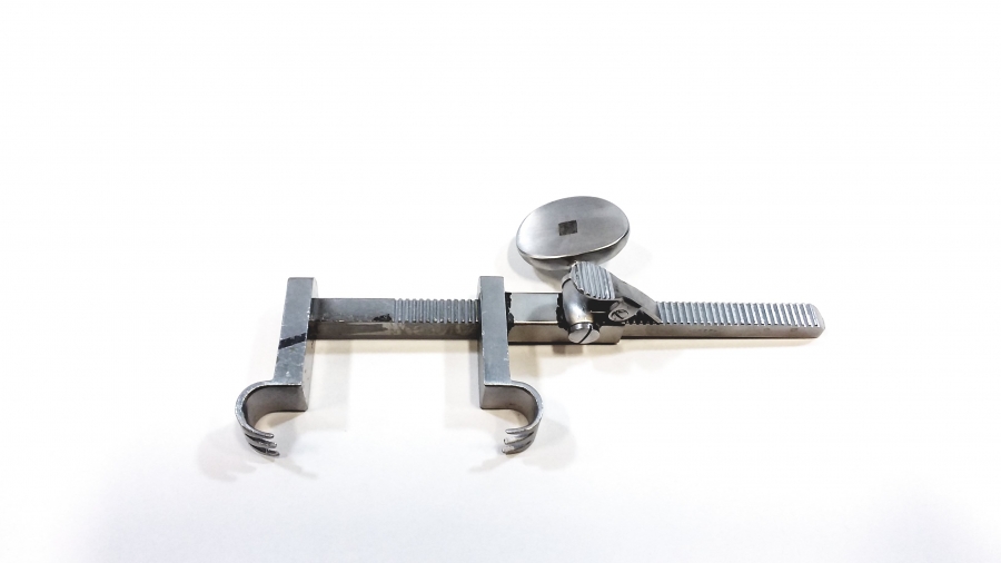 V. Mueller Bailey Gibbon Rib Retractor