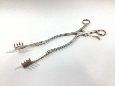 Novo Surgical Self-Retaining Retractor