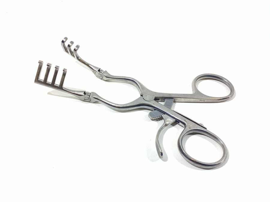 V. Mueller Weitlaner Retractor (Self‑Retaining)